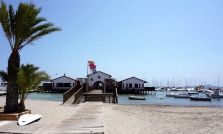 Los Alcázares celebran los 35 años de independencia con calderos a orillas del Mar Menor