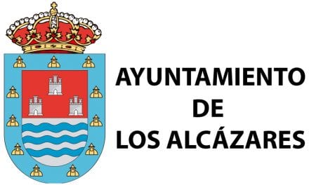 El alcalde de Los Alcázares se reúne con Noelia Arroyo y la presidenta de la asociación de vecinos Bahía Bella