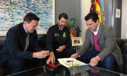 El alcalde de San Javier recibe al Jefe de Protección Civil, Fernando Postigo tras recibir la Medalla al Mérito del Ministerio del Interior