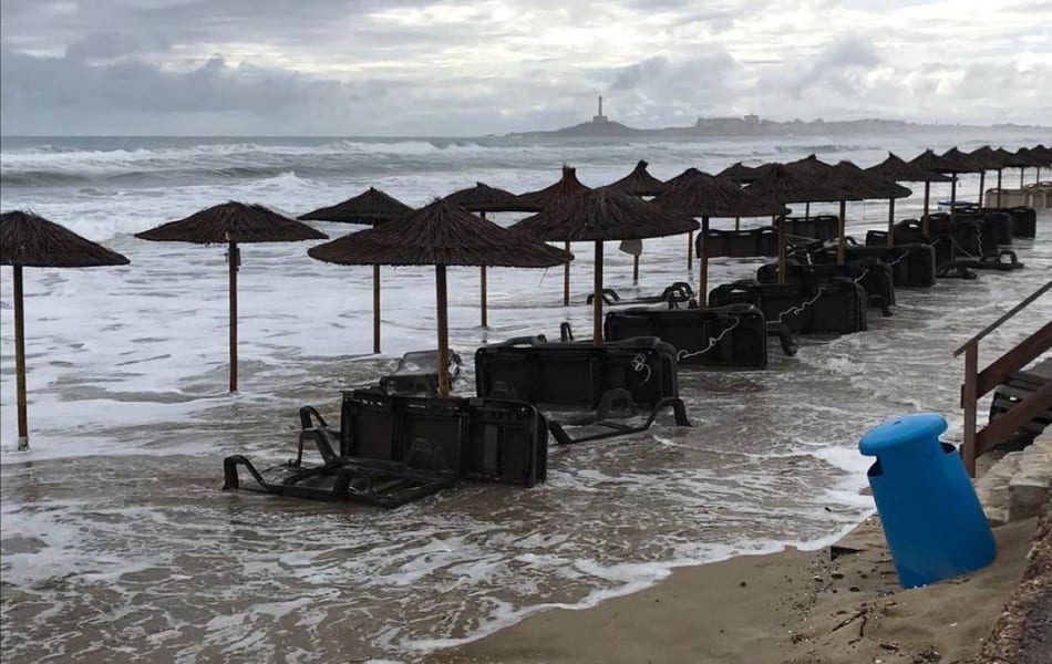 El temporal afecta en la costa, afectando especialmente a La Manga del Mar Menor