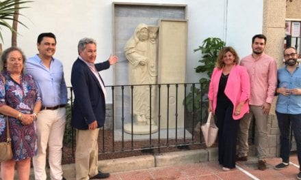 El mausoleo original del matrimonio fundador de Santiago de la Ribera ya se puede ver en la fachada de la iglesia