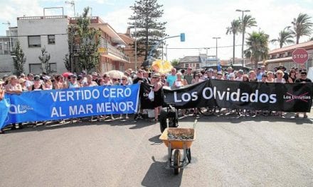 Los vecinos de Los Urrutias exigen unas playas sin lodos y con paseo marítimo y balnearios