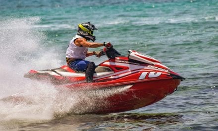 Montar en caballos acuáticos en el Mar Menor, actividades náuticas activan el turismo en la laguna salada