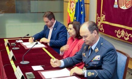 El alcalde de Los Alcázares firma un convenio con la defensa para que la base militar se reactive