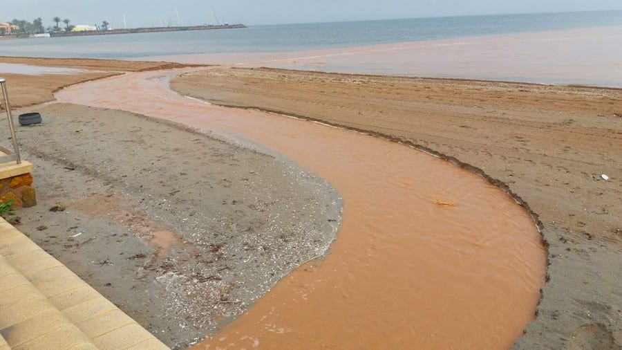 La limpieza de las calles de Santiago de la Ribera manda el agua embarrada al Mar Menor