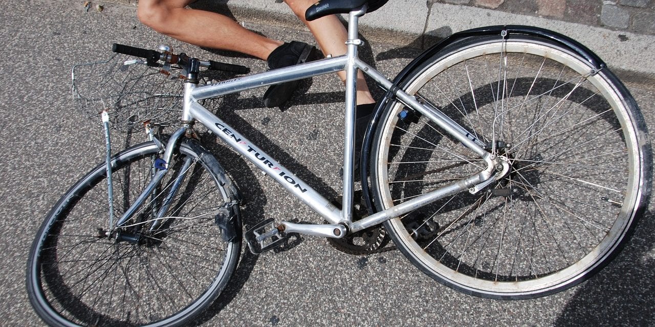 Encuentran  en el suelo a un ciclista con una herida profunda en la cara en La Manga