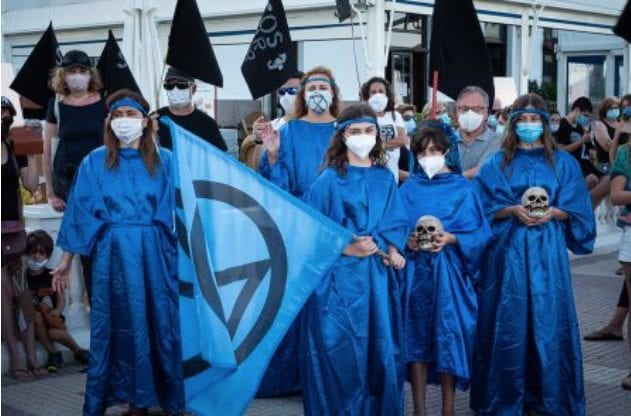 Banderas negras por el Mar Menor piden medidas urgentes para la recuperación de la laguna salada de Murcia