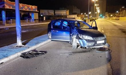 Dos hombres salen ilesos tras estrellar su coche contra una farola en La Manga del Mar Menor