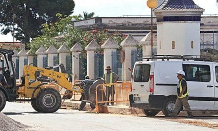 El vallado de la Base Aérea de Los Alcázares que se reconstruye tras la DANA llevará un canal de desagüe