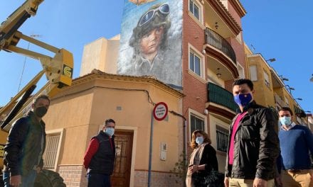 La calle Muñoz en Santiago de la Ribera ya tiene un nuevo mural de temática aviación