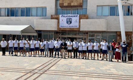 Los jugadores del Mar Menor visitan el Ayuntamiento tras el ascenso del equipo a 2ª RFEF