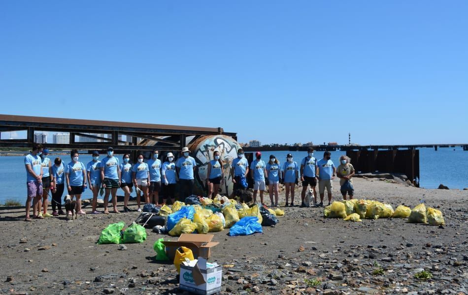 Un centenar de voluntarios retiran 500 kilos de basura de la caleta del Estacio en La Manga del Mar Menor