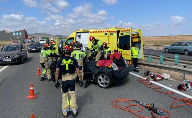 Dos mujeres jóvenes heridas al salirse su coche de la vía rápida de La Manga del Mar Menor