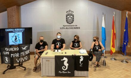 La plataforma ILP Mar Menor organiza una cadena humana para guardar luto al Mar Menor, sábado 28 de agosto 2021