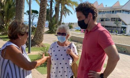 Activistas del Mar Menor abordan a Teodoro García en Santiago de la Ribera, San Javier