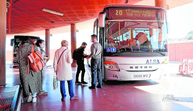 Los nuevos autobuses a La Manga del Mar Menor siguen sin horarios ni precios a dos semanas de su inicio