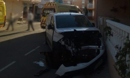 Heridos dos hombres al empotrarse contra un dúplex en San Pedro del Pinatar