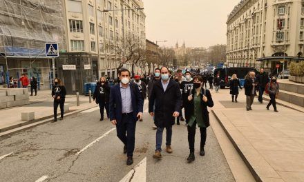 Cientos de personas defienden frente al Congreso de los Diputados en Madrid la ILP del Mar Menor