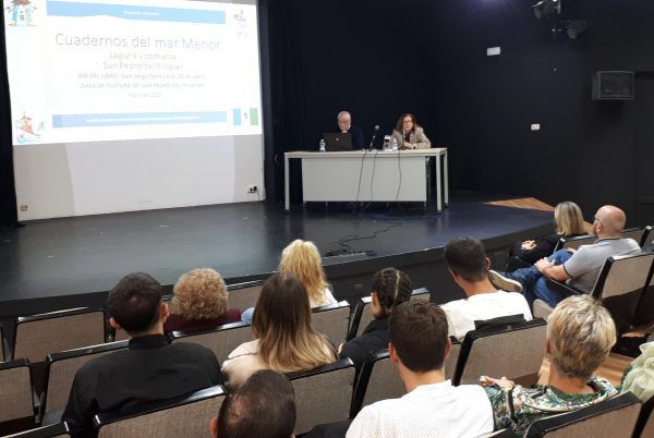 Francisco Ortega presenta en San Pedro del Pinatar sus cuadernos educativos dedicados al Mar Menor