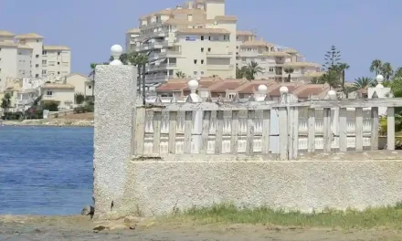 Demarcación de Costas de Murcia empieza a eliminar las ocupaciones ilegales en el Mar Menor