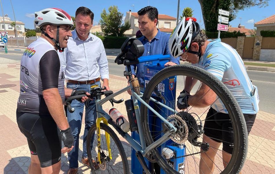 San Javier estrena dos nuevas estaciones de reparación de bicicletas en la vía pública