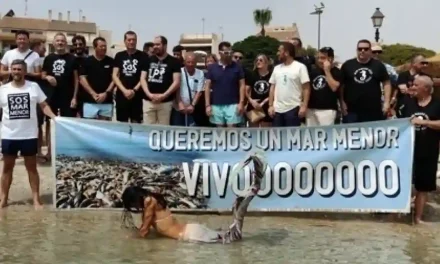 El Mar Menor recibe un nuevo abrazo multitudinario el segundo año consecutivo