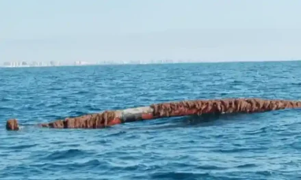 La Manga: parece un emisario submarino semihundido frente a la costa del Monte Blanco