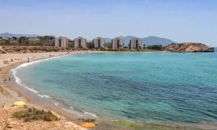 Muere un joven de 18 años al caerle encima el puesto de vigilancia en una playa de El Mójon