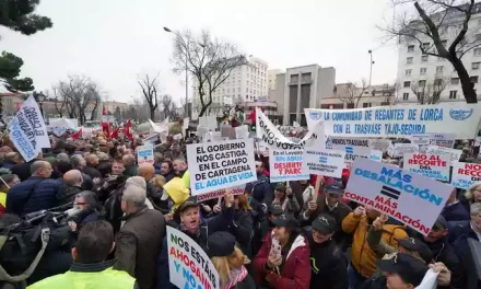 El campo de la Región se planta ante el Ministerio para exigiendo respeto al Trasvase Murcia