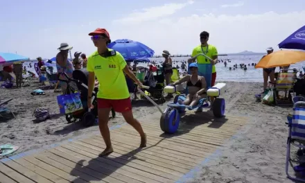 Servicio gratuito de baño asistido en las playas de Los Alcázares