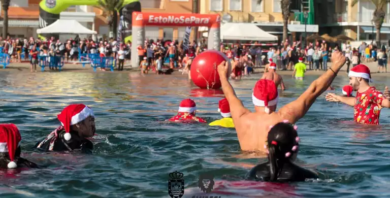 El último baño del año 2023 en el Mar Menor en Los Alcázares