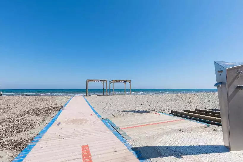 La Bandera Azul en tres playas de Santiago de la Ribera verano 2024